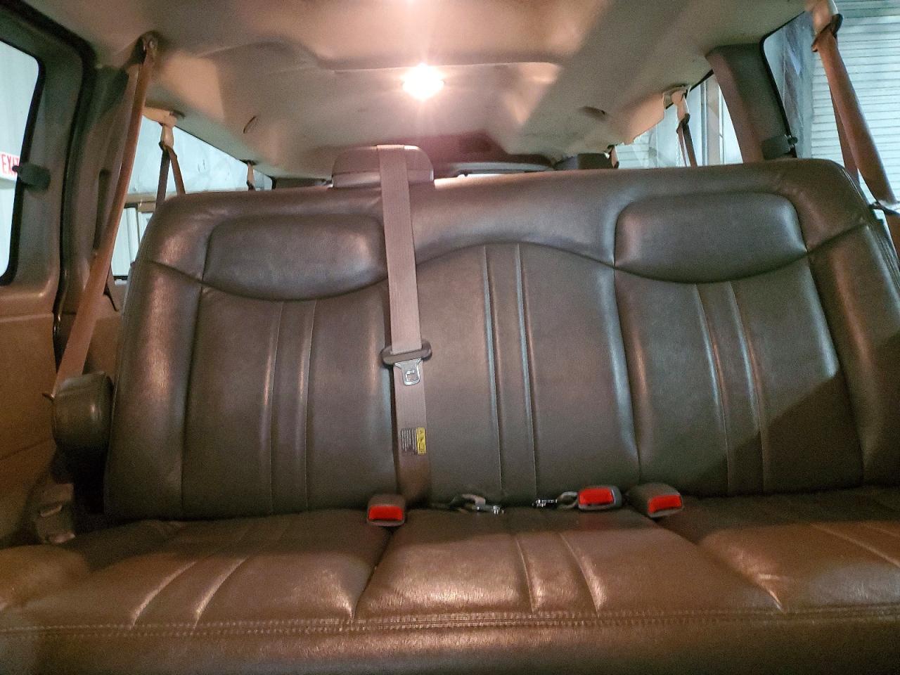2003 Chevrolet Express G3500 Red vin: 1GAHG39U031231526