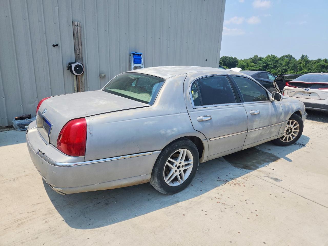 2009 Lincoln Town Car Signature Limited Серебряный vin: 2LNHM82V89X627618
