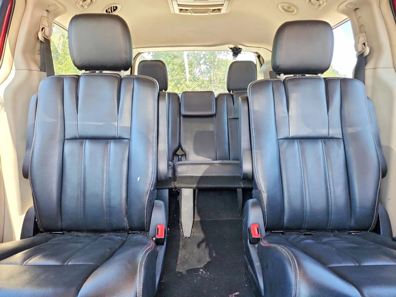 2014 Chrysler Town & Country Touring Red vin: 2C4RC1BG2ER160120