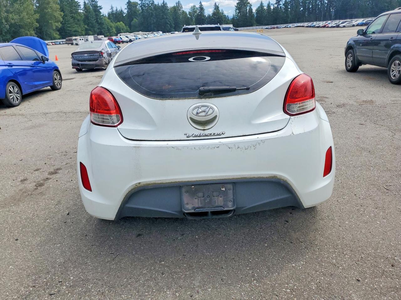 2013 Hyundai Veloster Base White vin: KMHTC6AD7DU105301