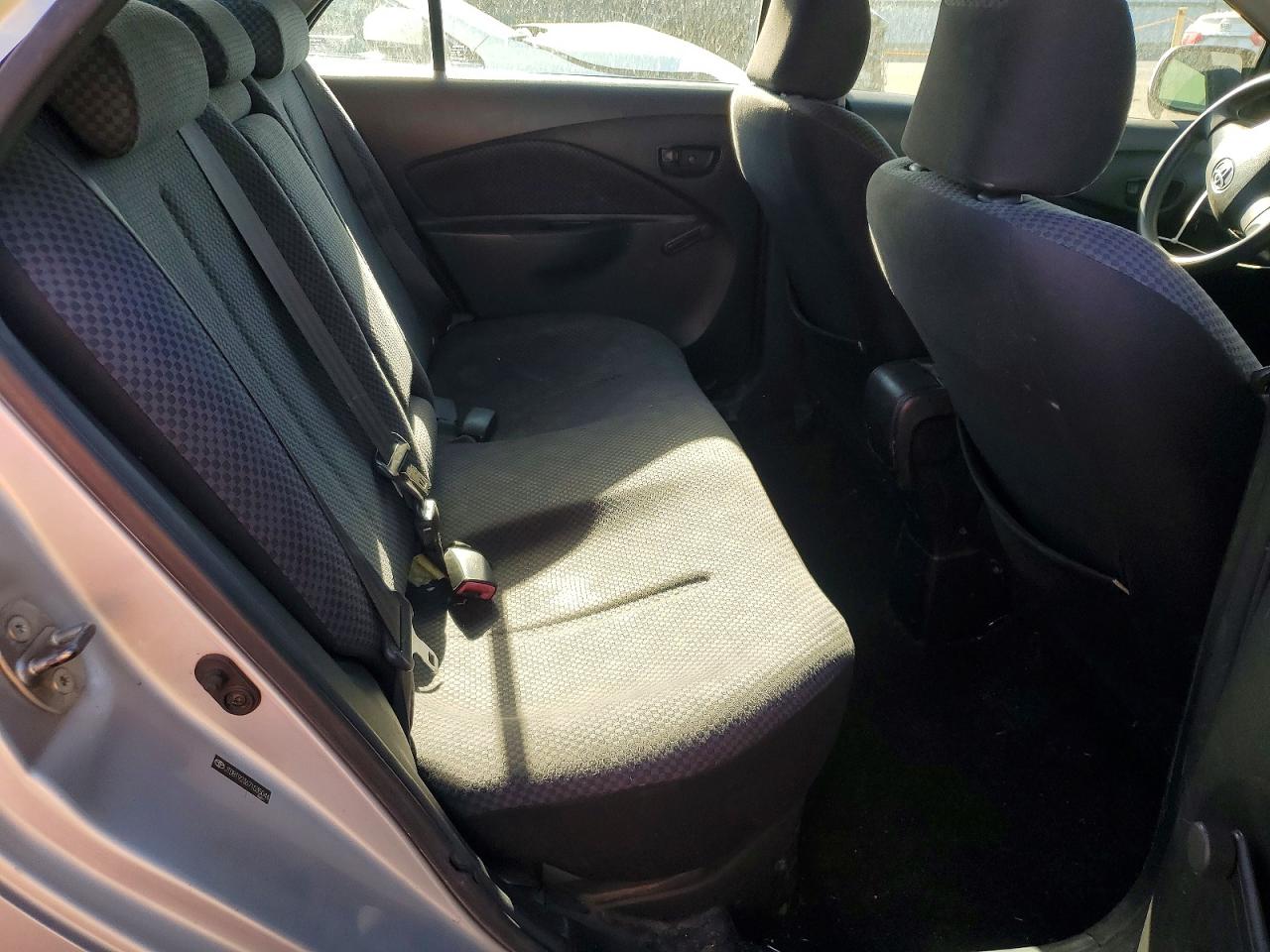 2007 Toyota Yaris Base Серебряный vin: JTDBT923671035044