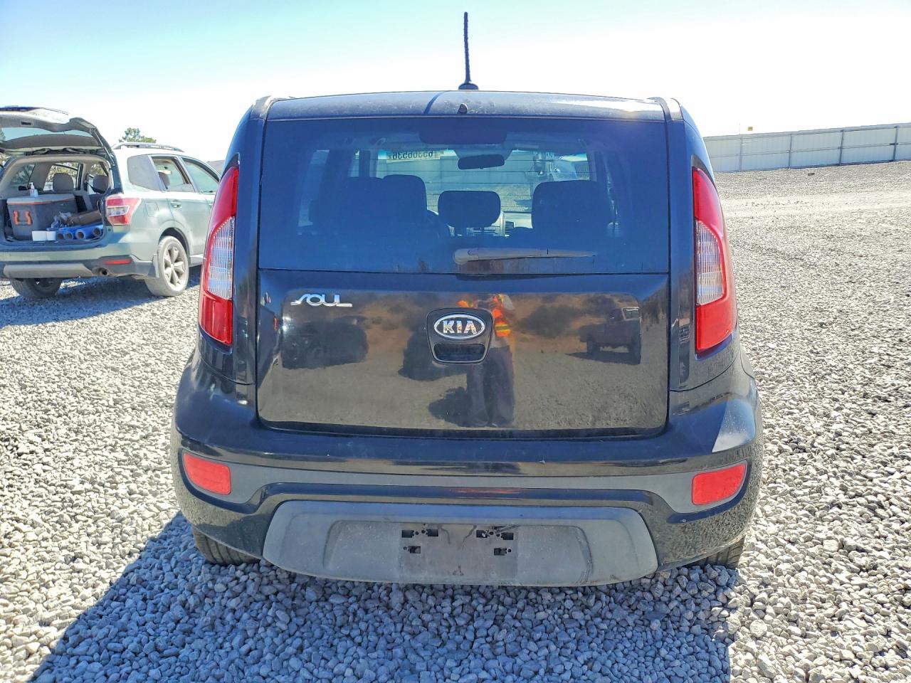 2012 Kia Soul + Black vin: KNDJT2A61C7380844