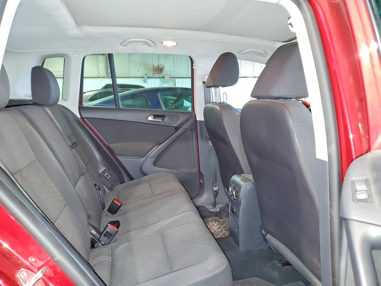 2013 Volkswagen Tiguan S Burgundy vin: WVGBV3AXXDW067145