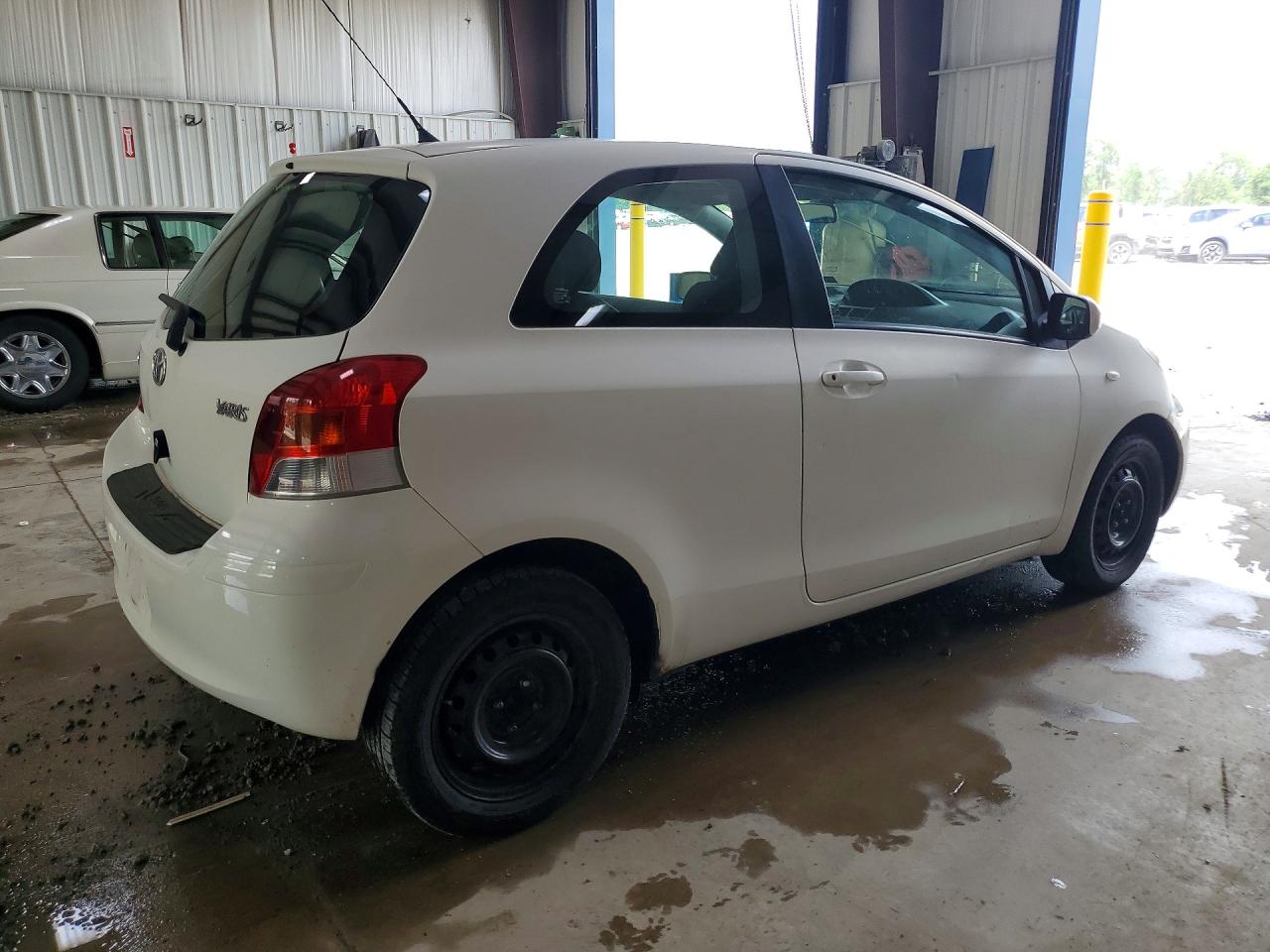 2009 Toyota Yaris Base Белый vin: JTDJT903X95261856