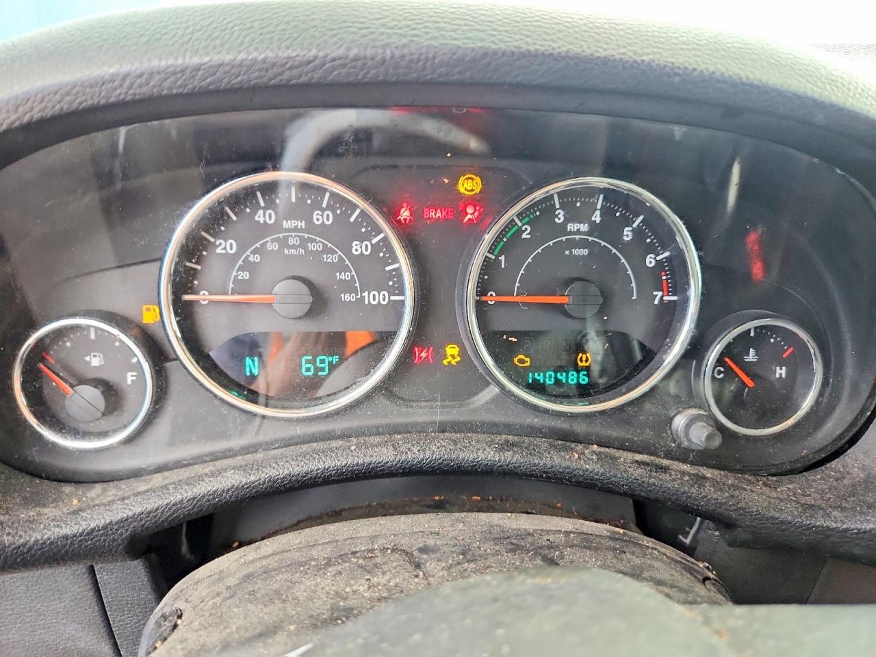 2013 Jeep Wrangler Sport Silver vin: 1C4AJWAG2DL647925