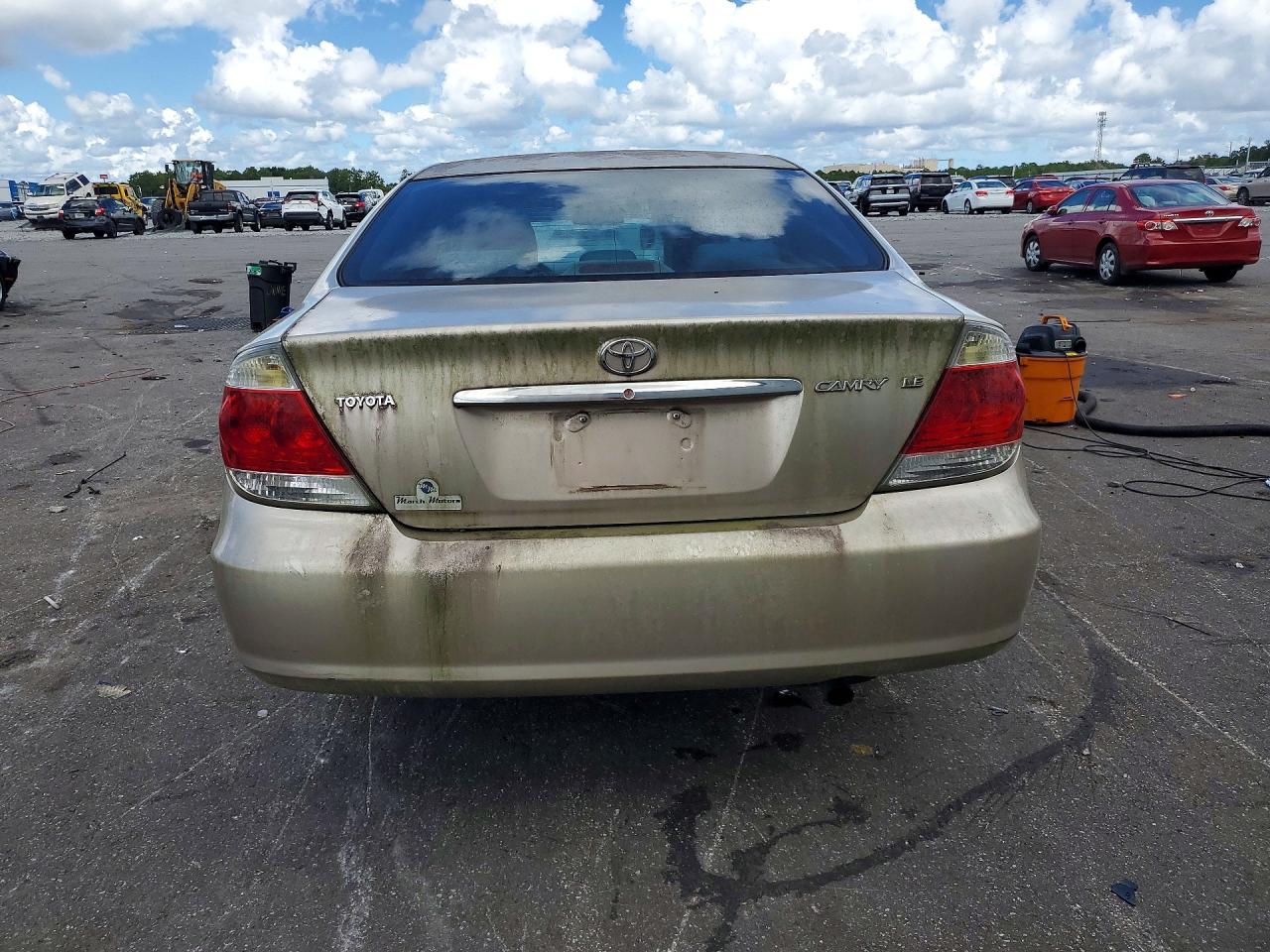 2005 Toyota Camry Le Gold vin: 4T1BE32K35U393322