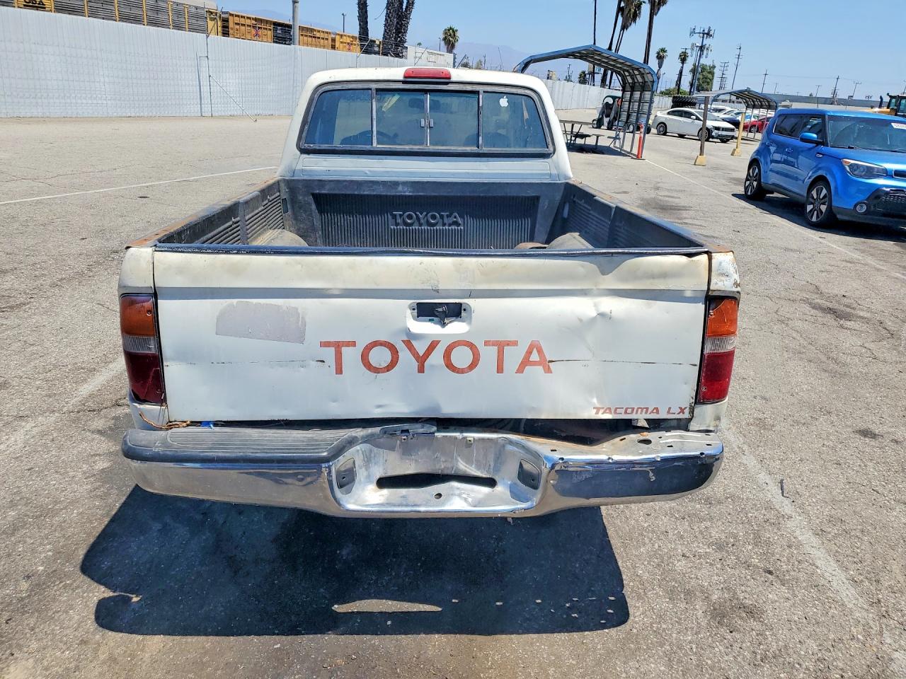 1996 Toyota Tacoma Base White vin: 4TAVL52N5TZ192613