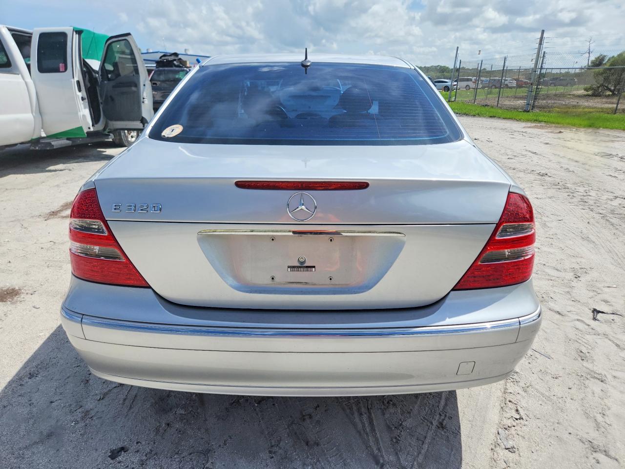 2004 Mercedes-benz E 320 Silver vin: WDBUF65J24A490329