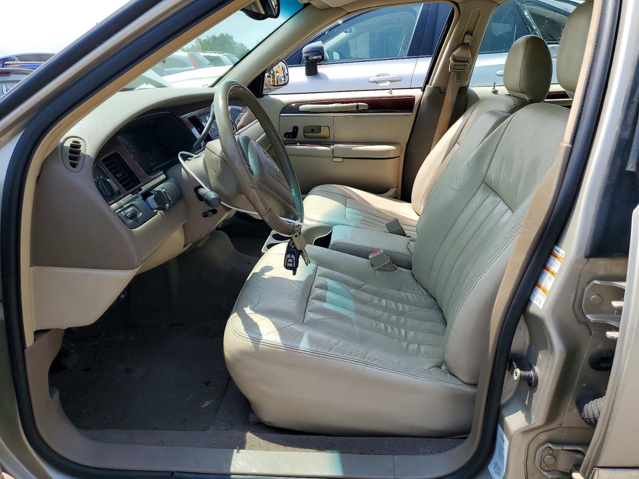2004 Lincoln Town Car Executive Red vin: 1LNHM81W04Y679666