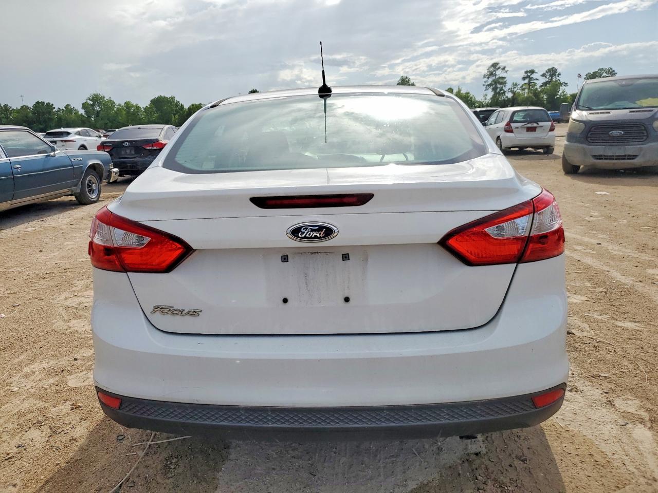 2014 Ford Focus S White vin: 1FADP3E20EL432804