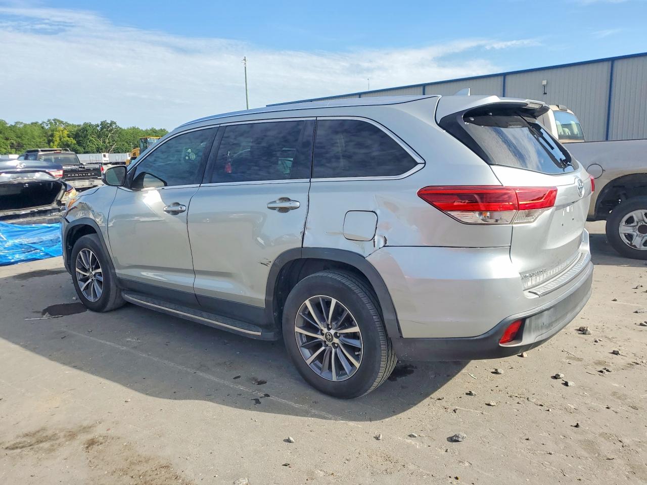 2019 Toyota Highlander Xle Silver vin: 5TDKZRFH2KS554219