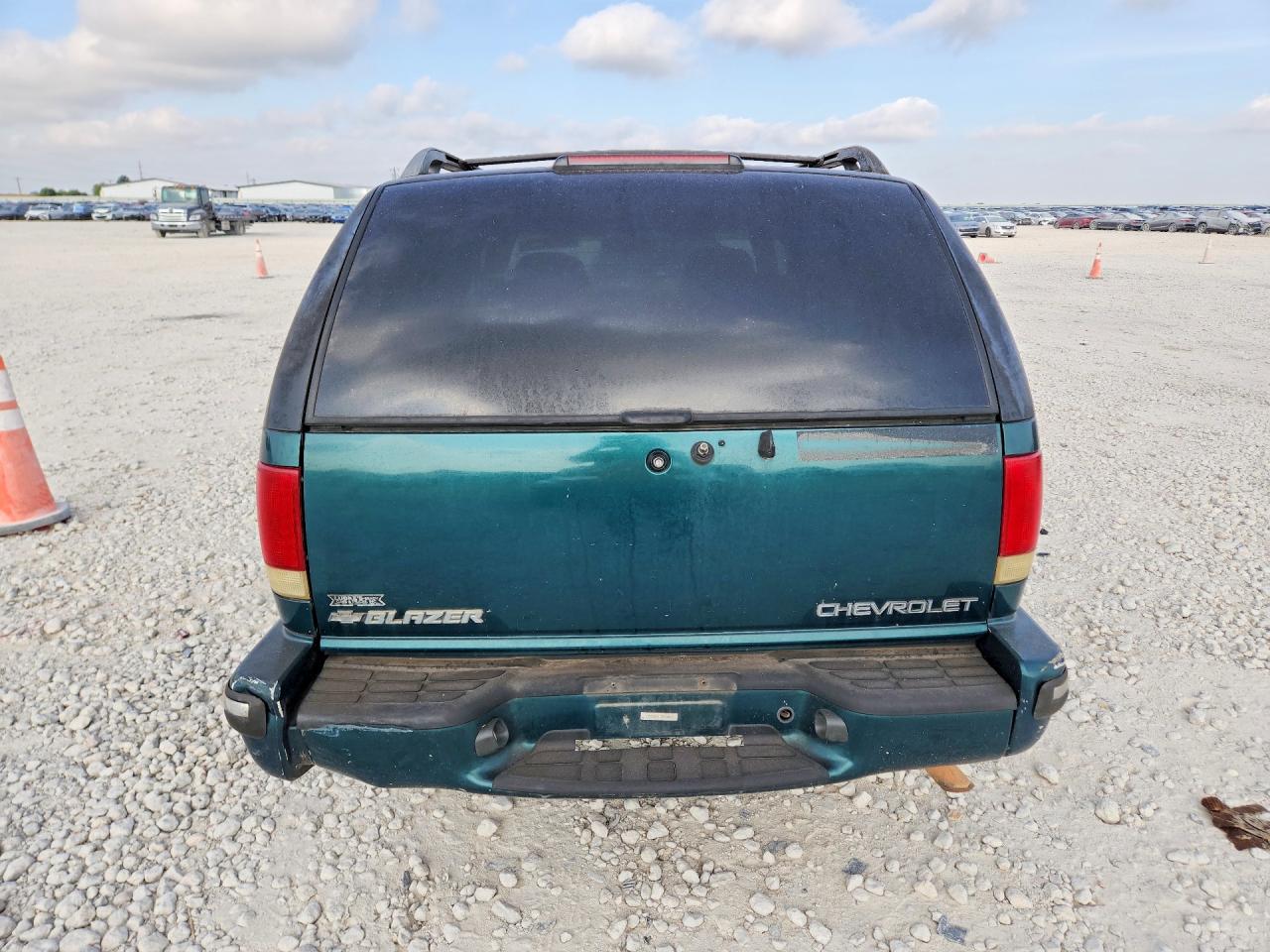1998 Chevrolet Blazer Green vin: 1GNCS13W3W2252004