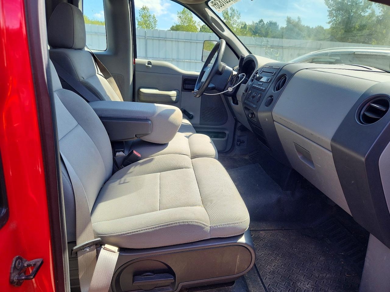 2005 Ford F150 Red vin: 1FTRF12245NB86940
