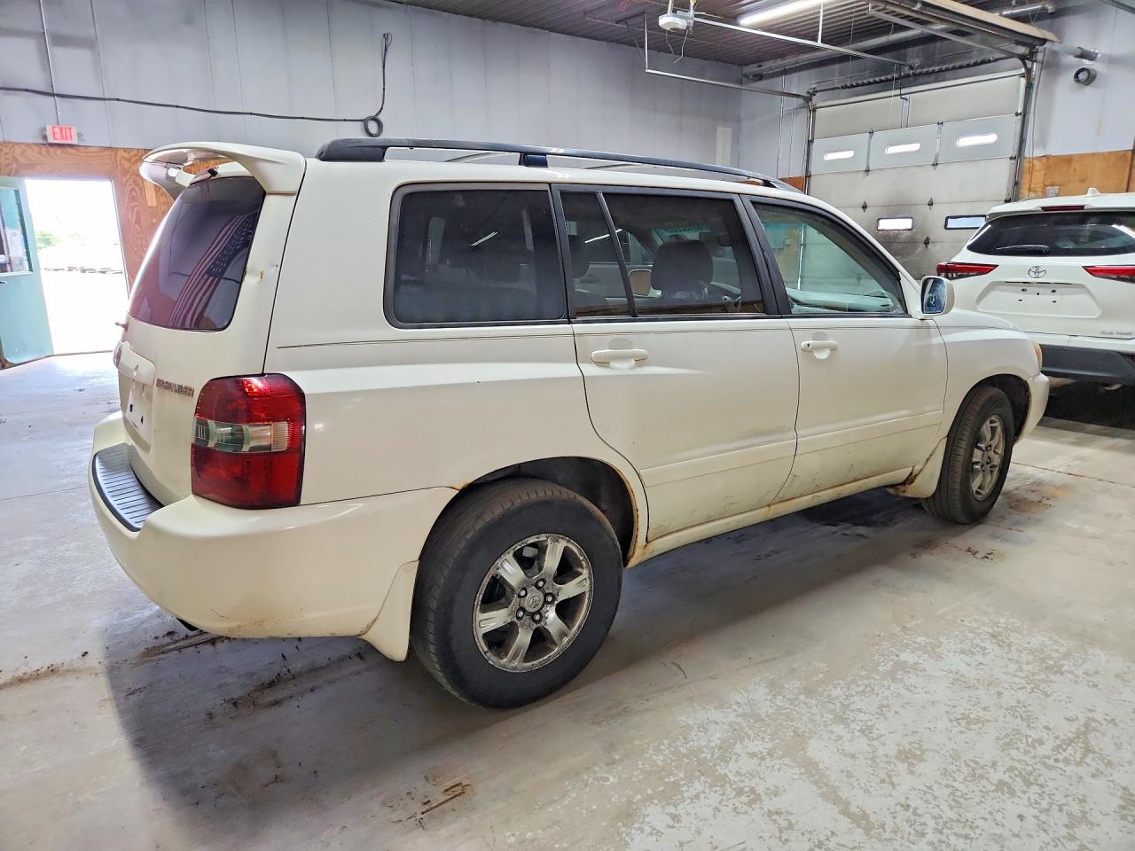 2007 Toyota Highlander Base White vin: JTEEP21A170215106