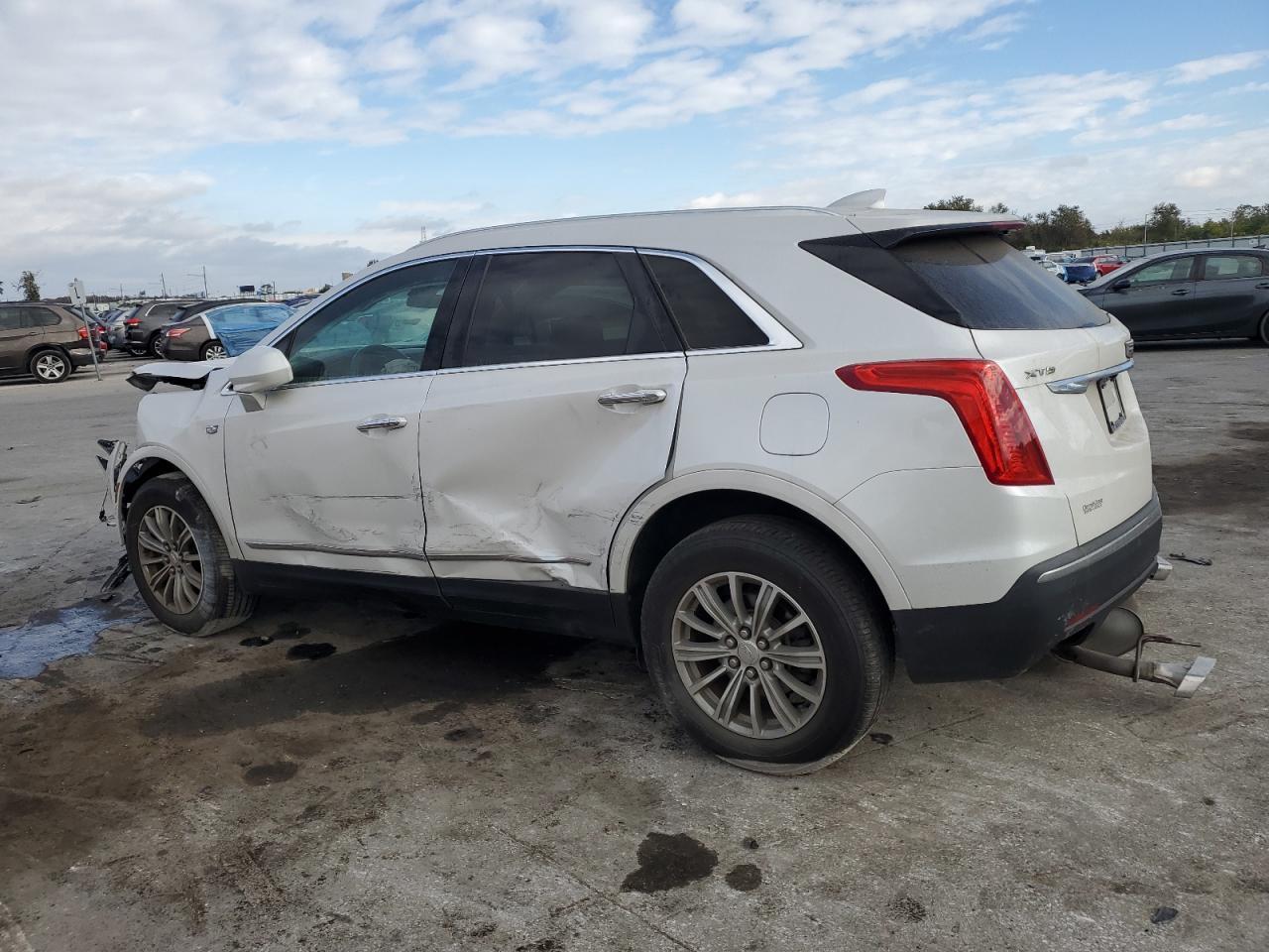 2018 Cadillac Xt5 Luxury Белый vin: 1GYKNCRS8JZ182473