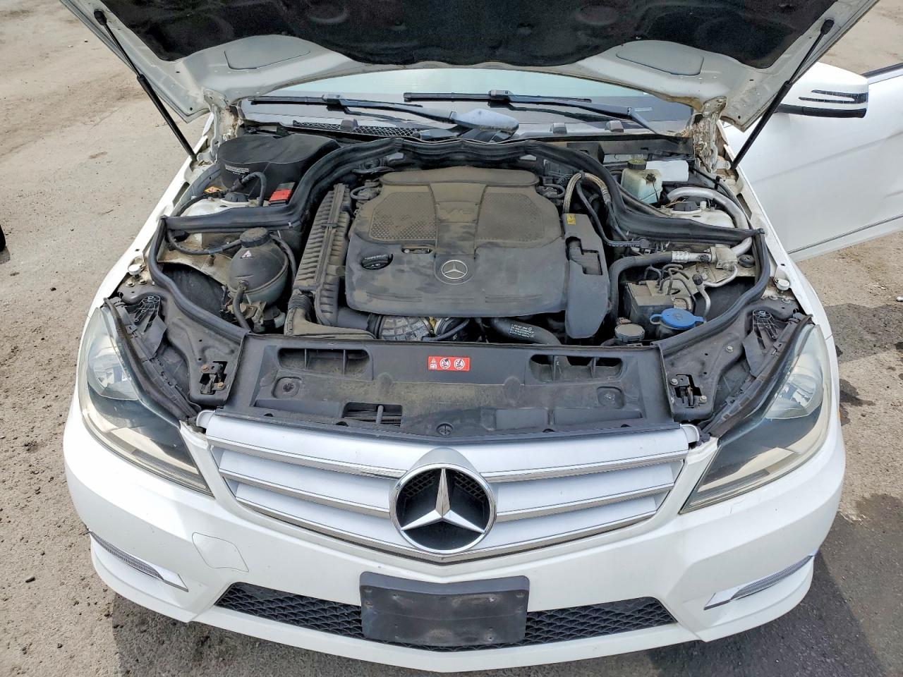 2013 Mercedes-benz C 300 4matic White vin: WDDGF8AB1DR281275