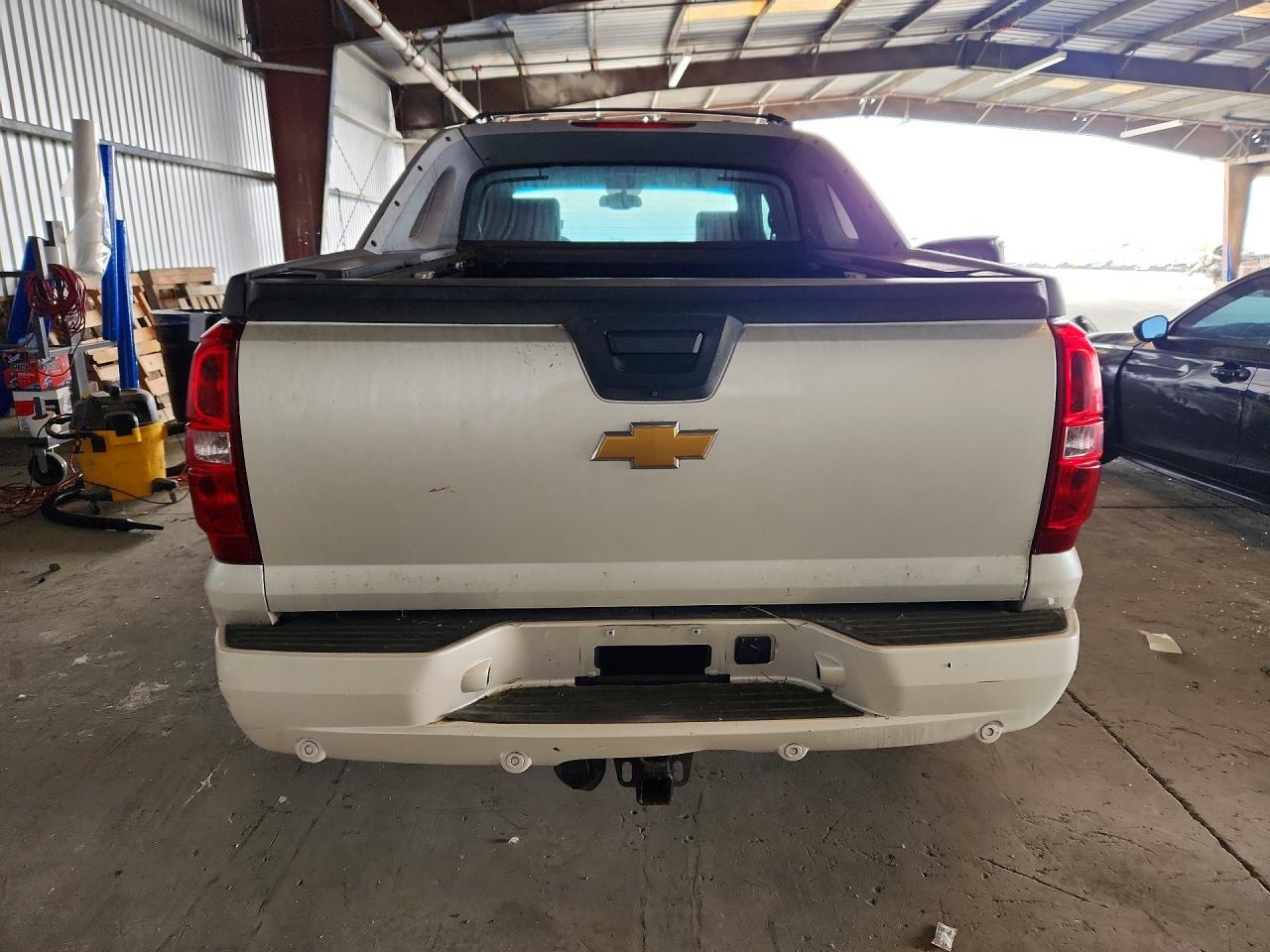 2011 Chevrolet Avalanche Ltz White vin: 3GNMCGE03BG103803