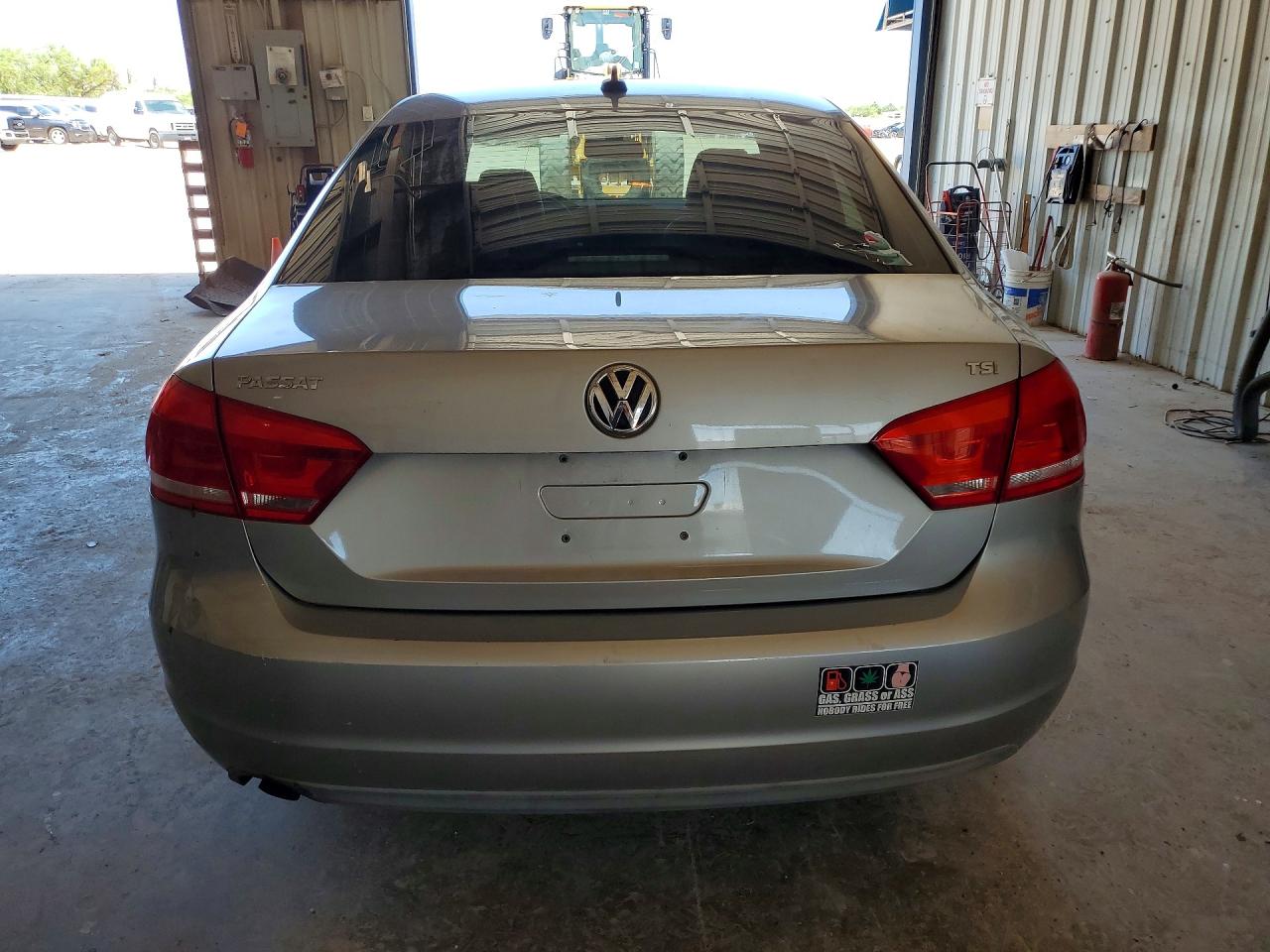 2014 Volkswagen Passat S Silver vin: 1VWAT7A38EC063928