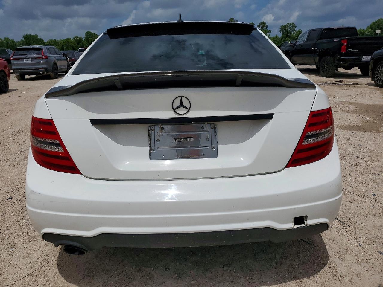 2013 Mercedes-benz C 250 Белый vin: WDDGF4HB6DR287619