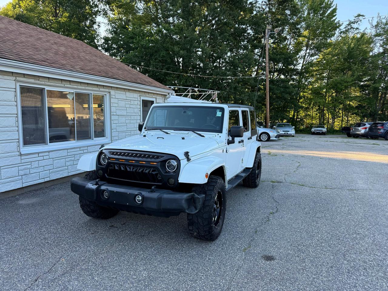 2014 Jeep Wrangler Unlimited Sahara White vin: 1C4BJWEG5EL105525