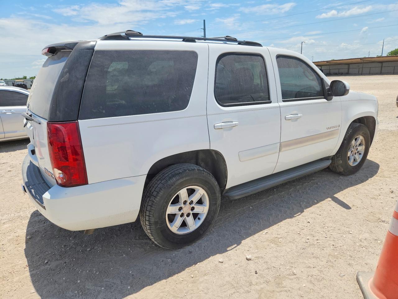 2007 Gmc Yukon White vin: 1GKFC13J67R128880