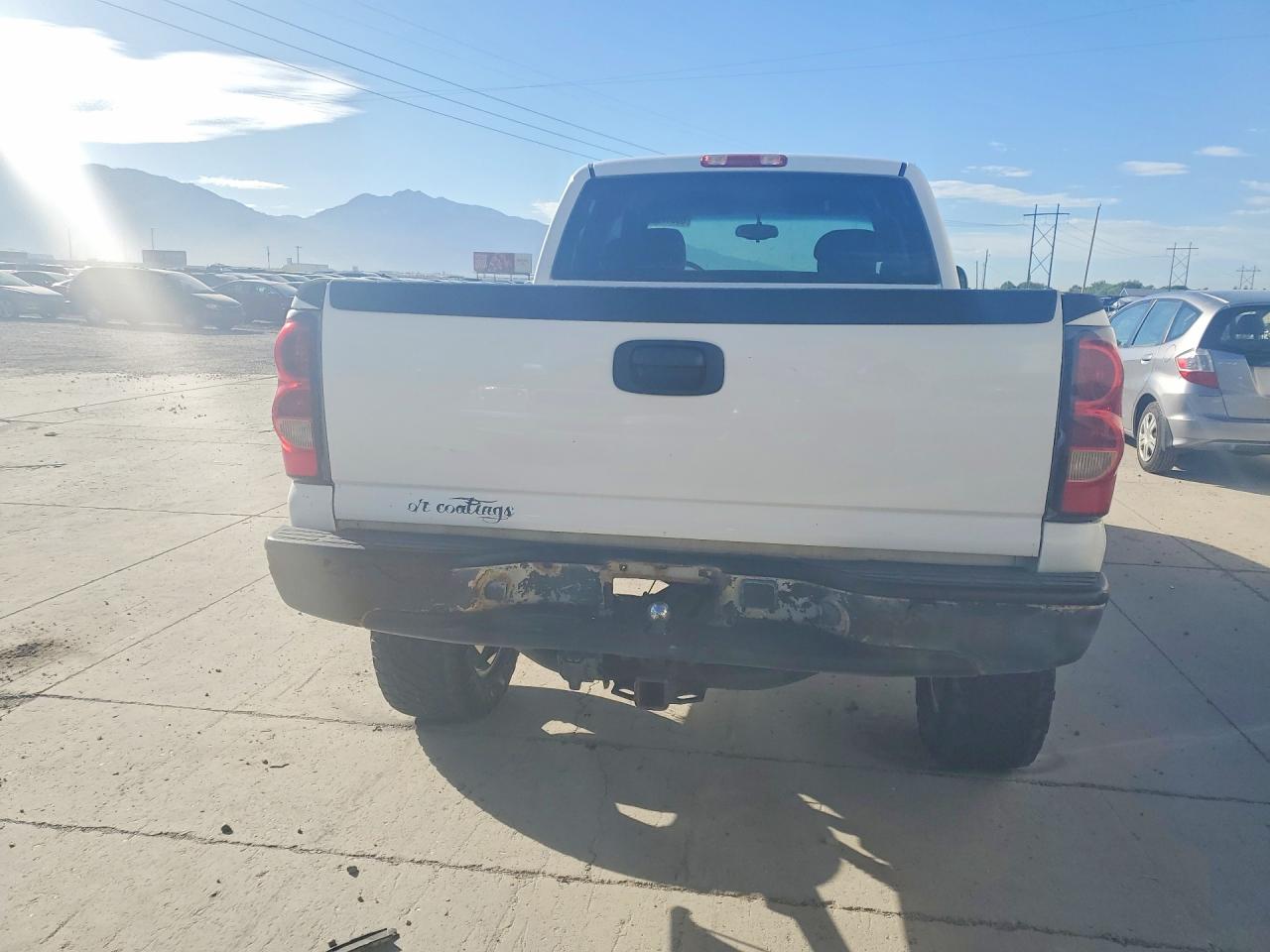 2005 Chevrolet Silverado K1500 White vin: 1GCEK19V95E175670