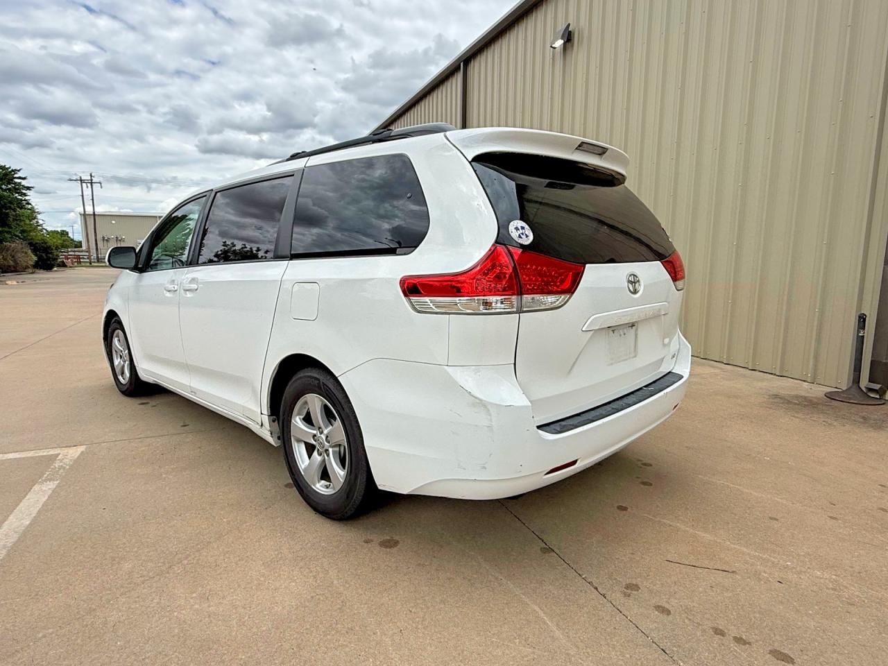 2014 Toyota Sienna Le White vin: 5TDKK3DC8ES511162