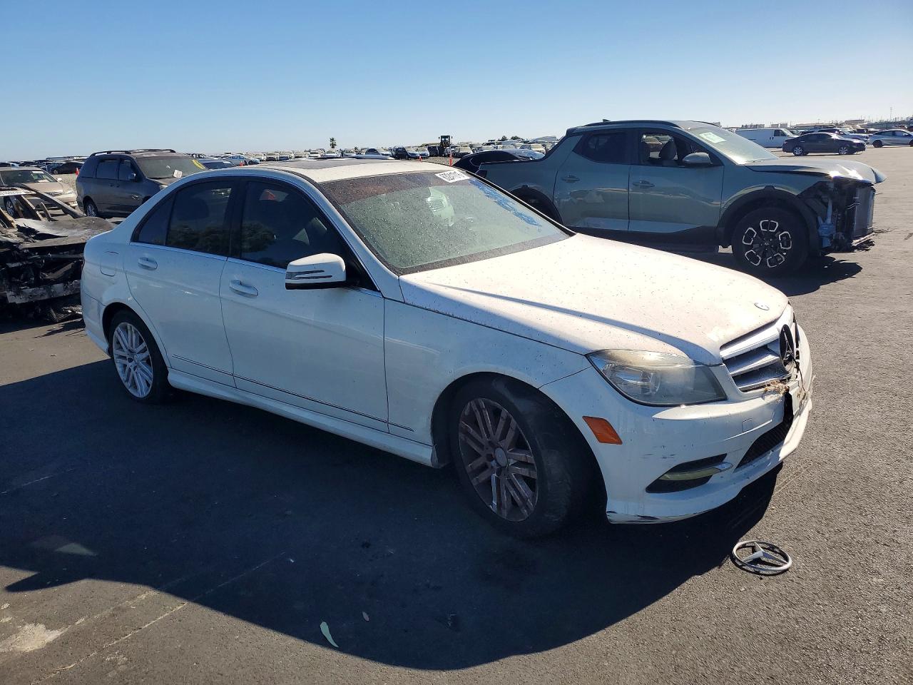 2010 Mercedes-benz C 300 White vin: WDDGF5EB2AR087262