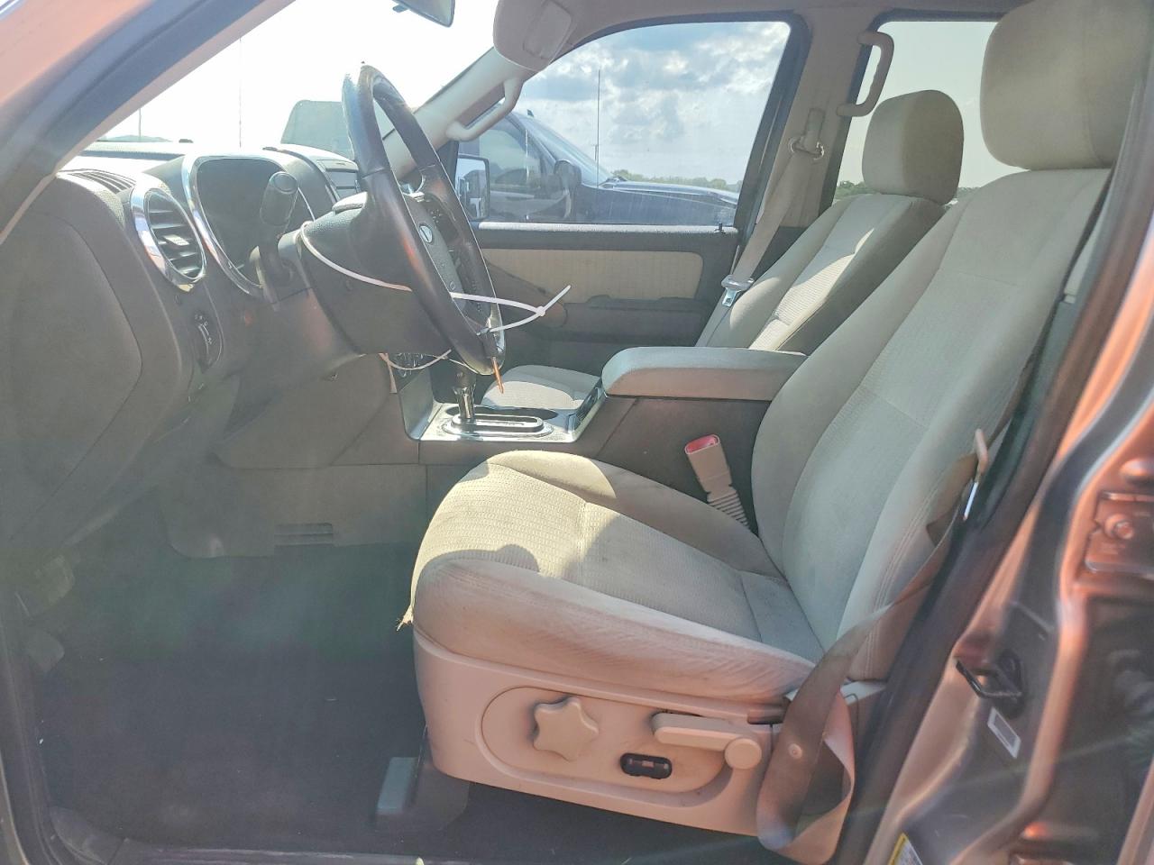 2008 Ford Explorer Xlt Silver vin: 1FMEU73888UB22772