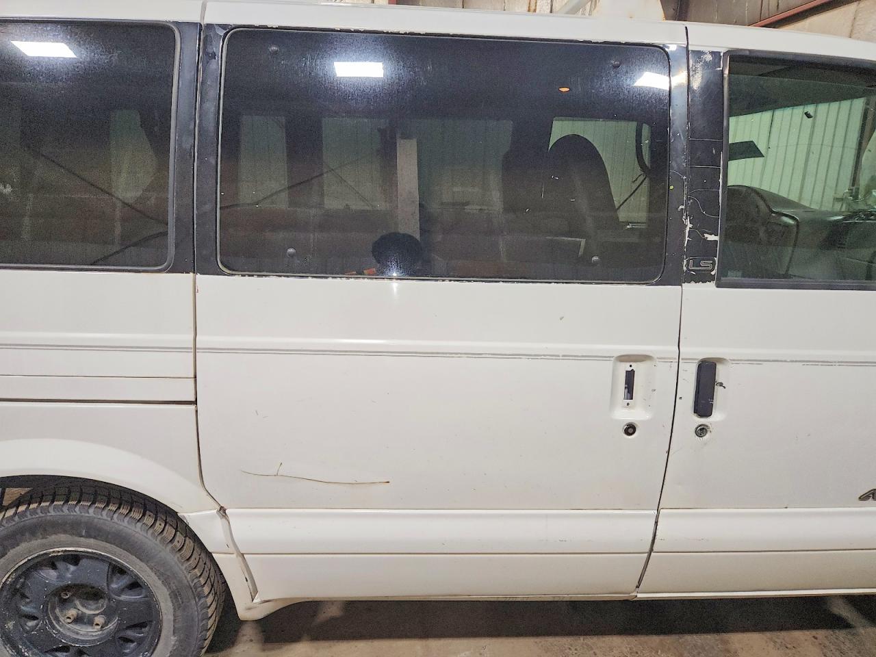2001 Chevrolet Astro Белый vin: 1GNEL19W41B126899