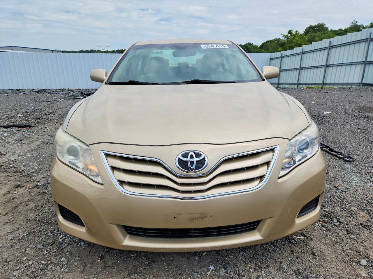 2011 Toyota Camry Le Gold vin: 4T1BF3EK1BU679898