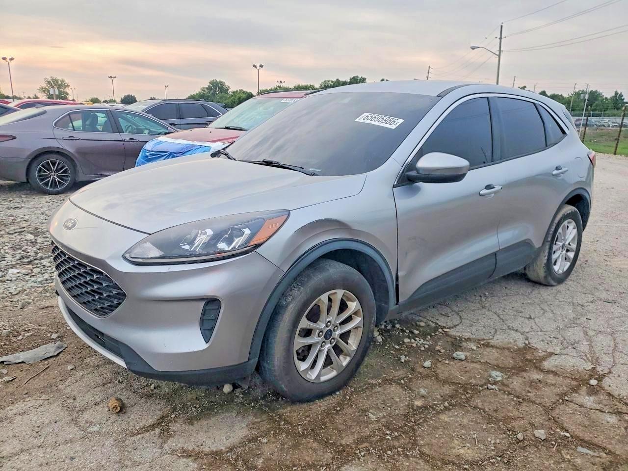 2021 Ford Escape Se Серебряный vin: 1FMCU9G67MUA42904