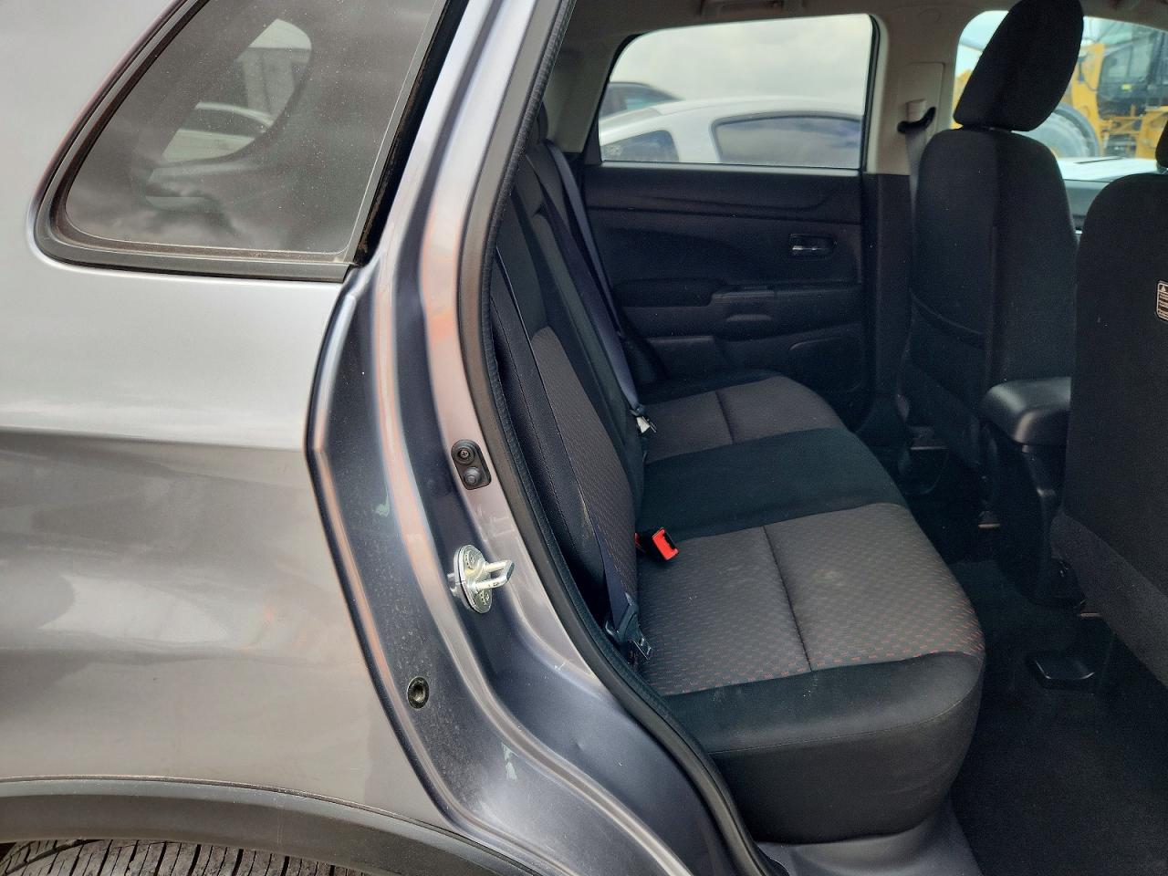 2017 Mitsubishi Outlander Sport Es Silver vin: JA4AP3AU6HZ008561