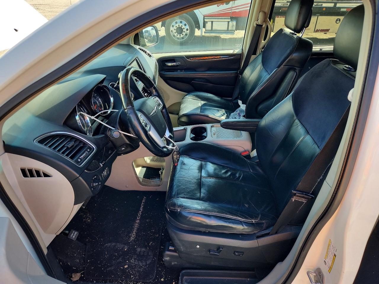 2012 Chrysler Town & Country Limited White vin: 2C4RC1GG2CR339926