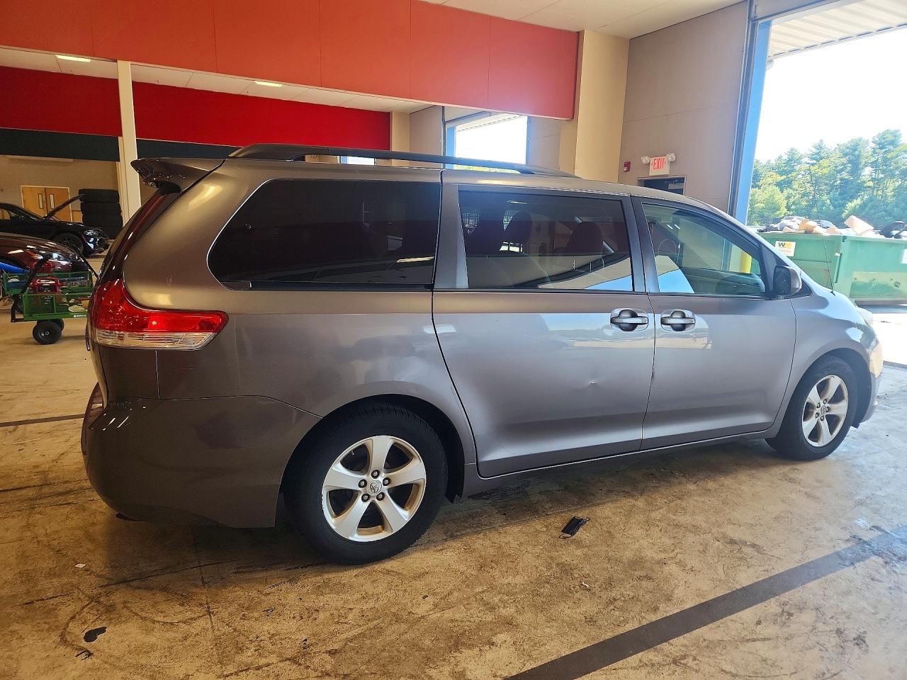 2011 Toyota Sienna Le Gray vin: 5TDKK3DCXBS101927