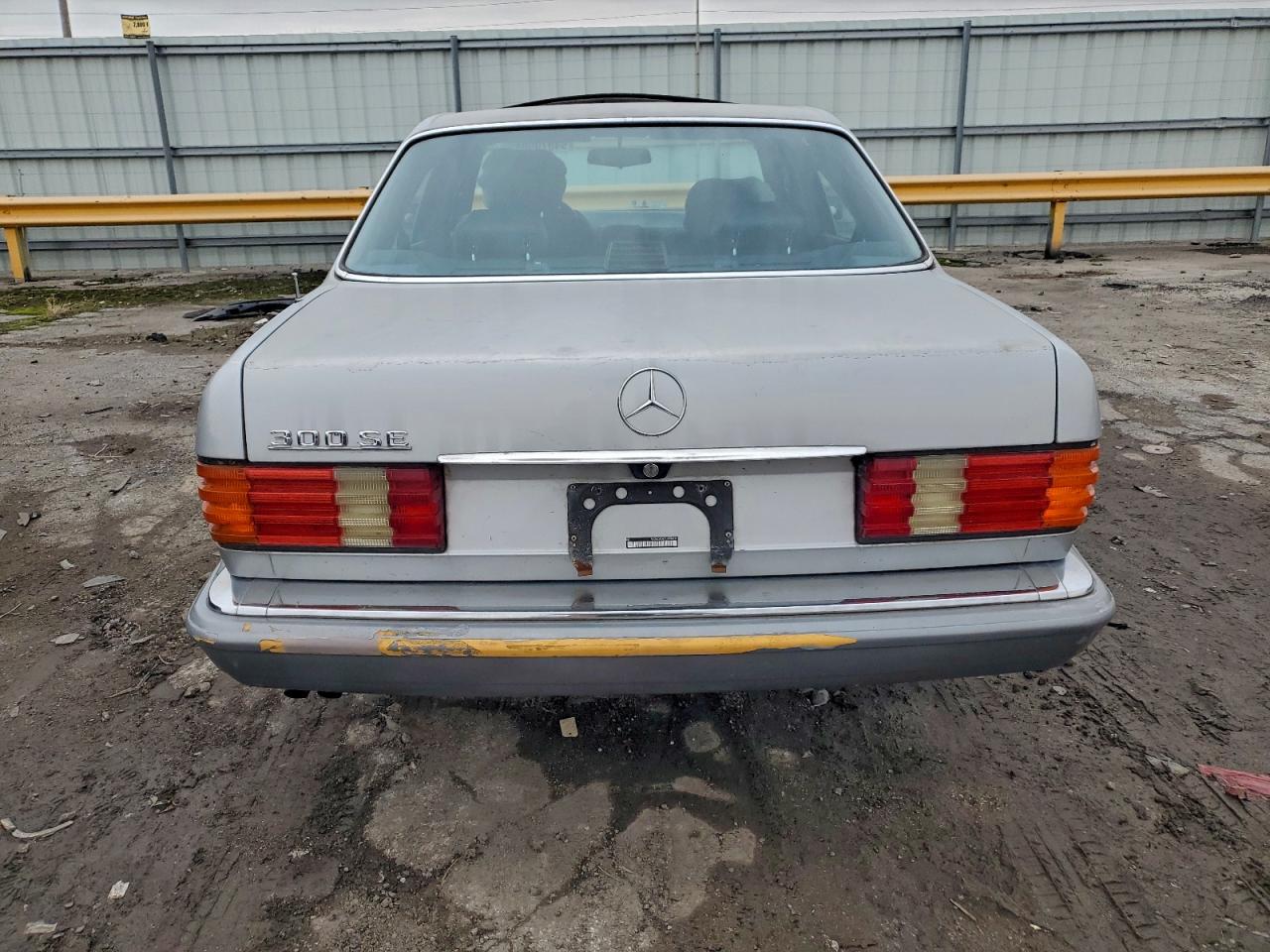 1990 Mercedes-benz 300 Se Silver vin: WDBCA24E7LA535514