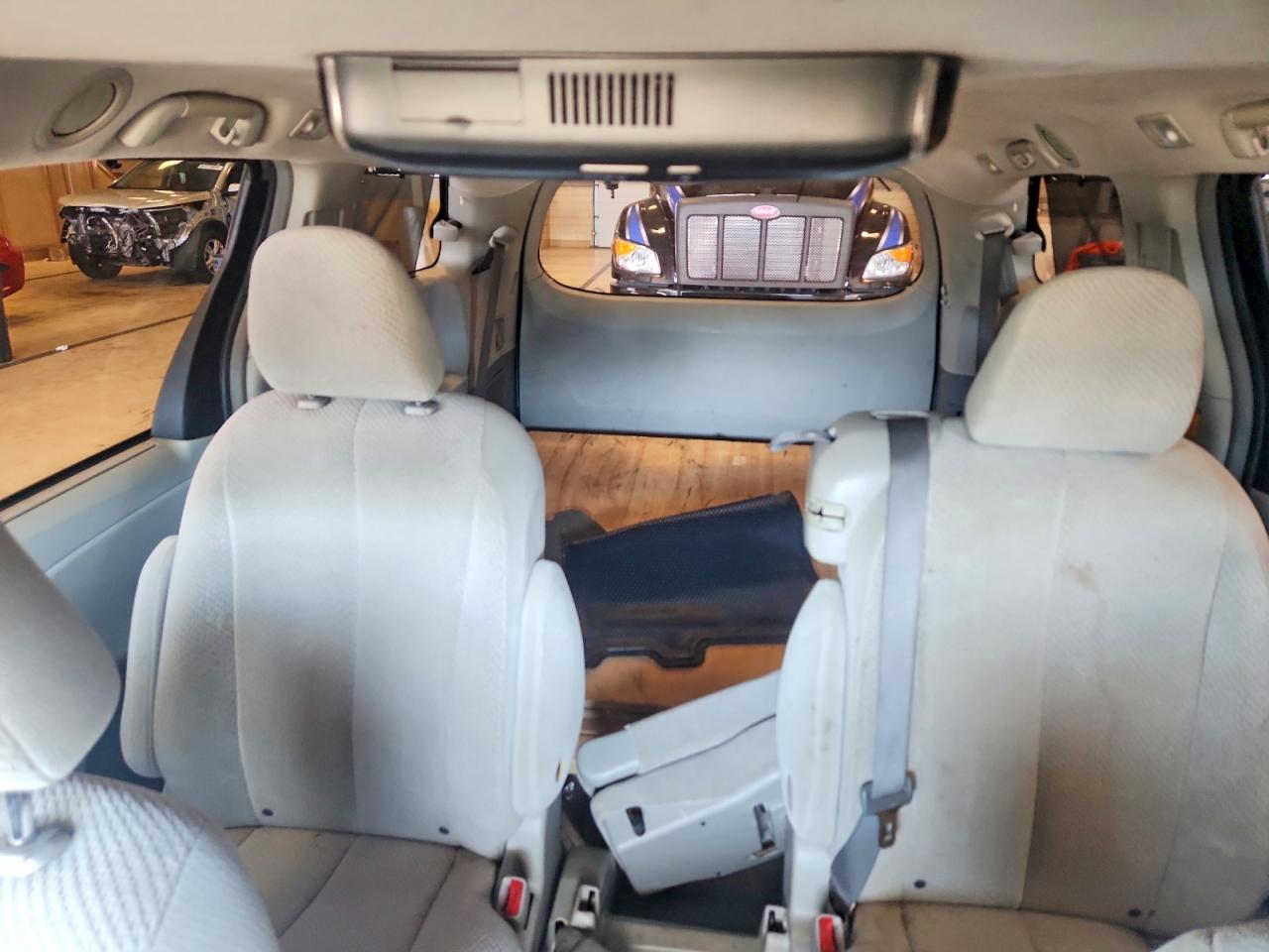 2011 Toyota Sienna Le Gray vin: 5TDKK3DCXBS101927
