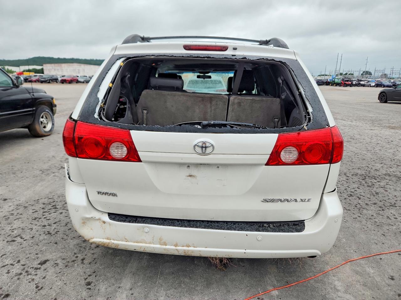 2010 Toyota Sienna Xle White vin: 5TDYK4CC5AS323761