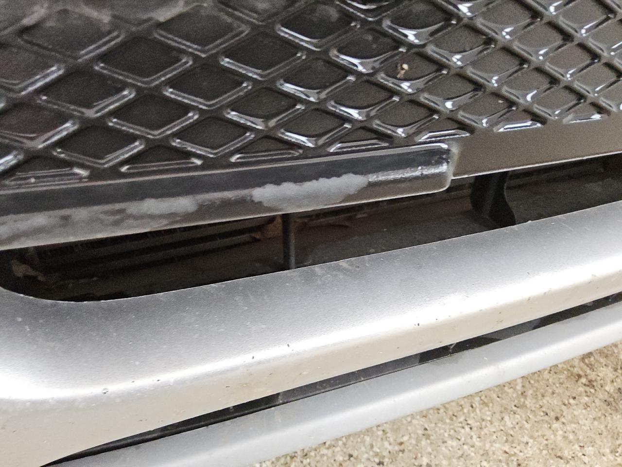 2014 Ford Escape Se Silver vin: 1FMCU9G9XEUC09574 Damage: Grille, Heavy Scratch, 4 To 5 Inches