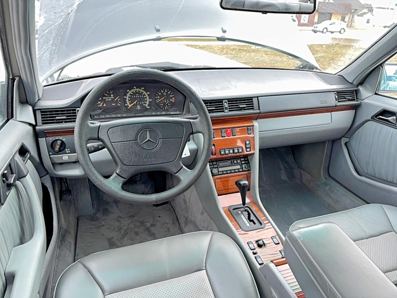 1995 Mercedes-benz E 320 Base Charcoal vin: WDBEA32E0SC200311
