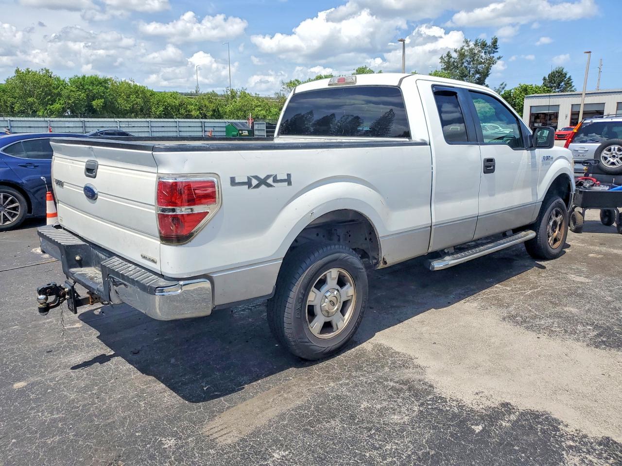 2011 Ford F150 Super Cab White vin: 1FTFX1EF4BFA37366