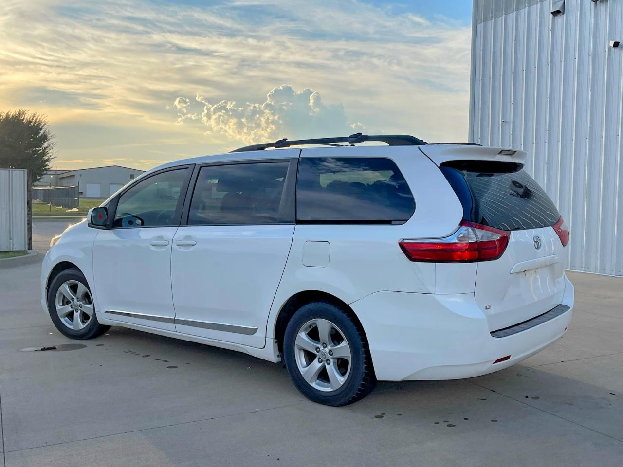 2015 Toyota Sienna Le White vin: 5TDKK3DC3FS547083