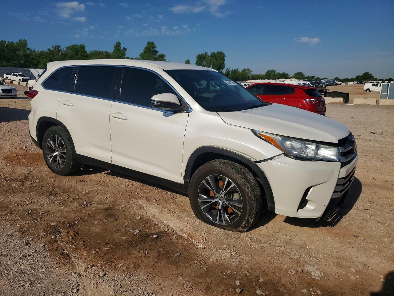 2019 Toyota Highlander Le White vin: 5TDZARFH9KS043130