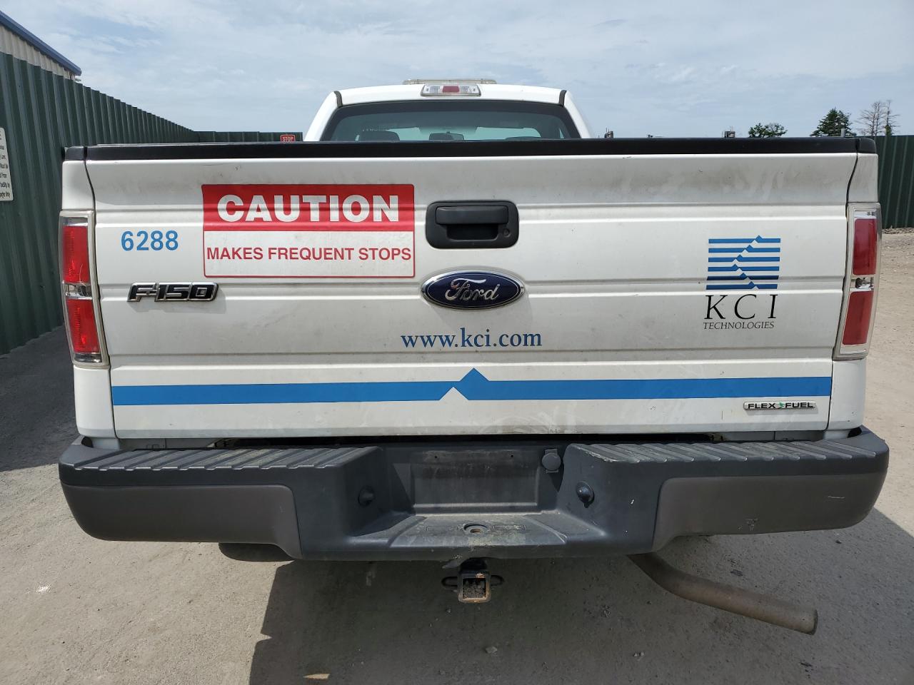 2013 Ford F150 Белый vin: 1FTMF1CM3DKE14761 Damage: Rear Metal Bumper Painted, Dent(S) W/ Paint Dmg, 7 To 8 Inches
