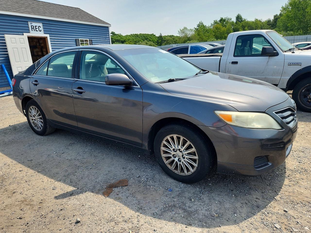 2010 Toyota Camry Le Gray vin: 4T4BF3EK4AR040399