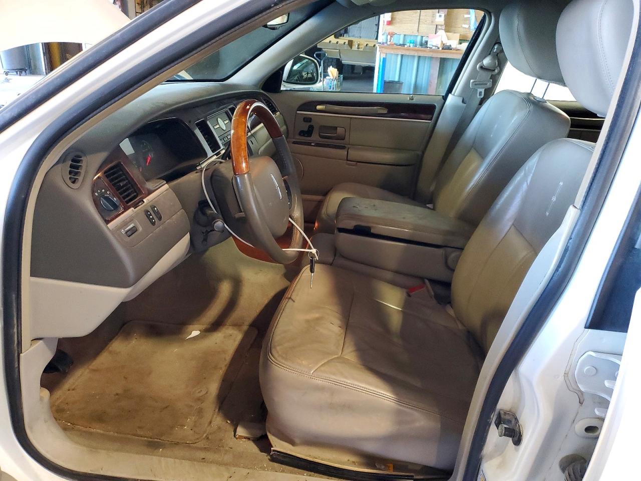 2011 Lincoln Town Car Signature Limited White vin: 2LNBL8CVXBX761236
