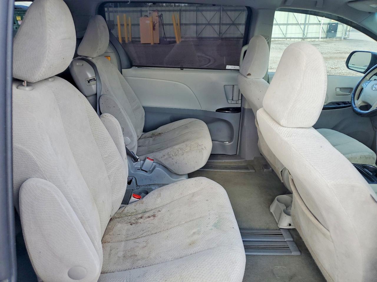 2011 Toyota Sienna Le Серебряный vin: 5TDKK3DC5BS162036