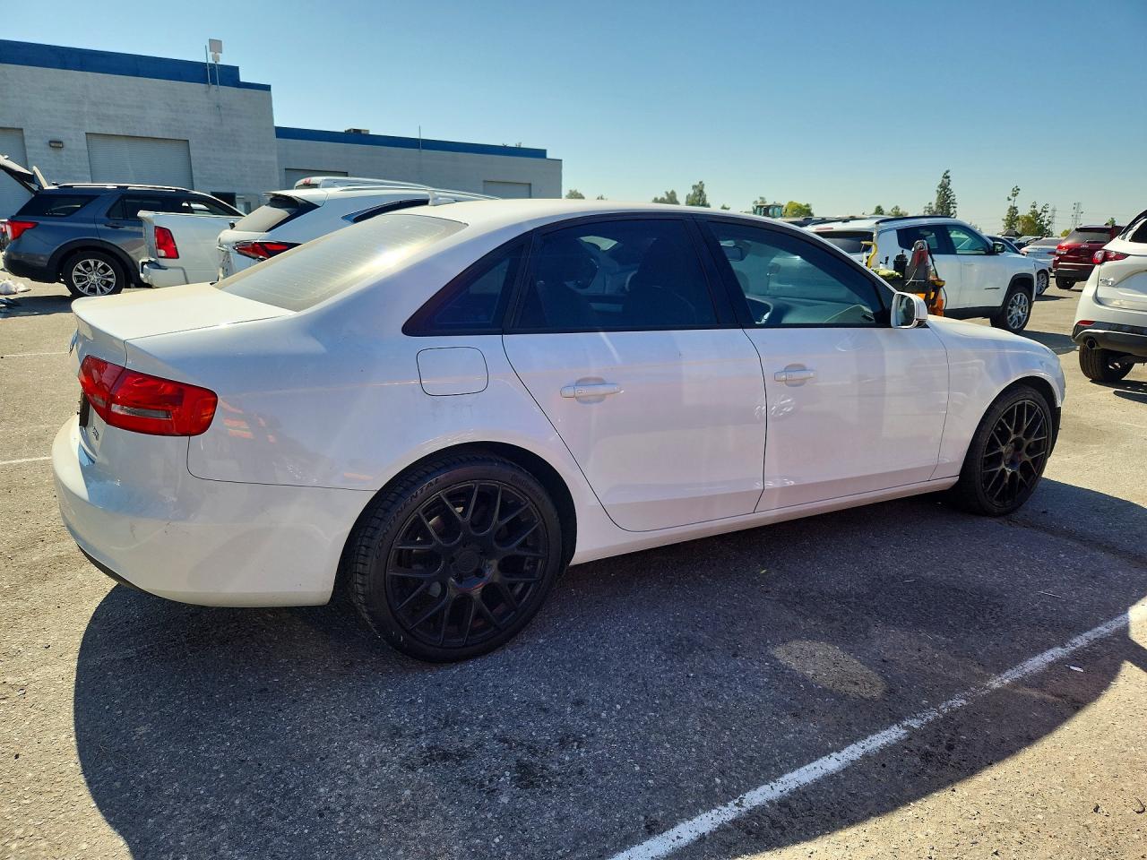 2013 Audi A4 Premium Белый vin: WAUAFAFLXDN037380
