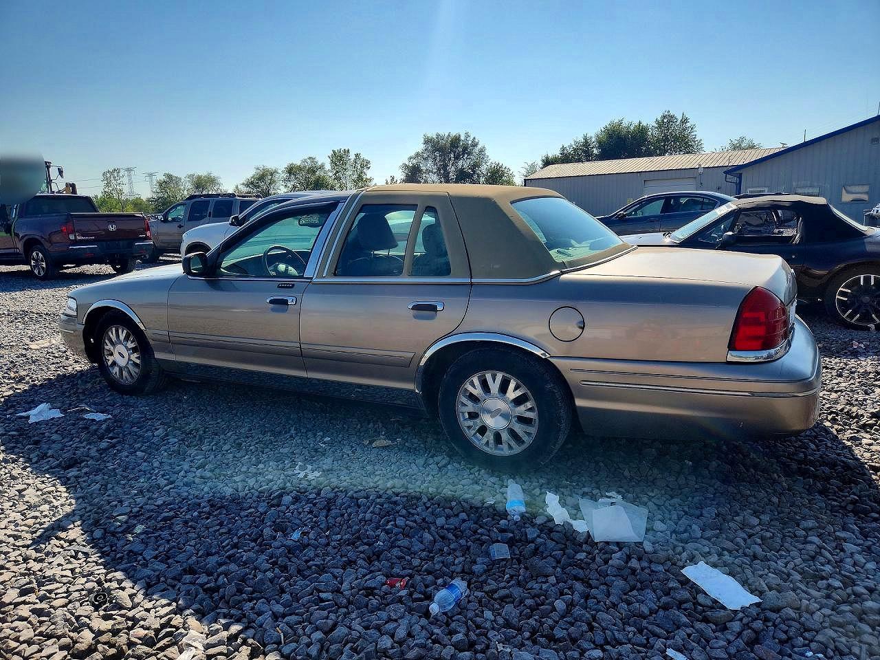 2004 Ford Crown Victoria Lx Beige vin: 2FAFP74W74X124373