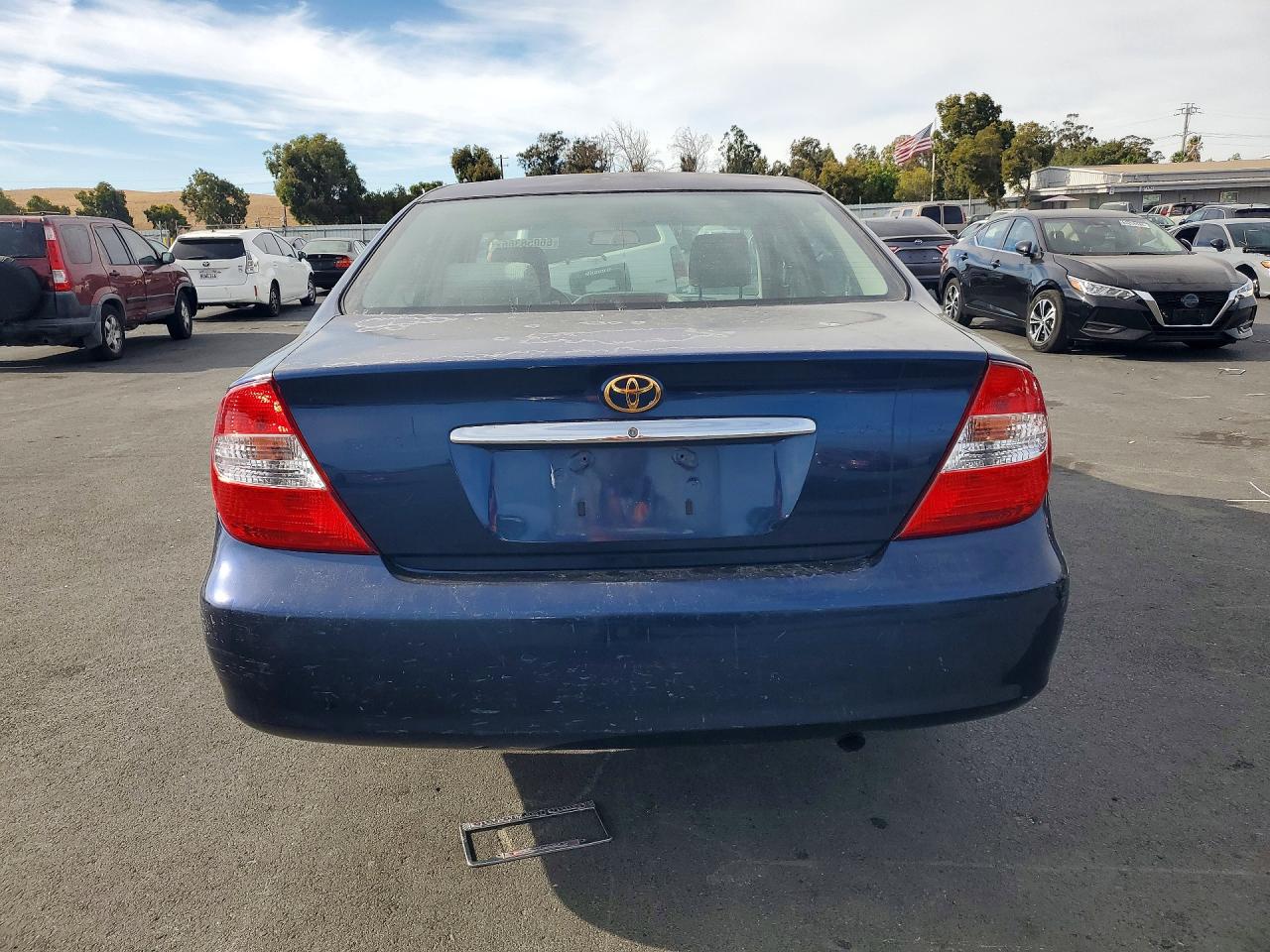 2002 Toyota Camry Le Blue vin: JTDBE32K020096063